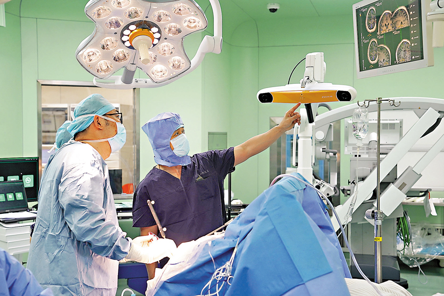 ●中國首例侵入式腦機接口的前瞻性臨床試驗手術進行中。香港文匯報上海傳真