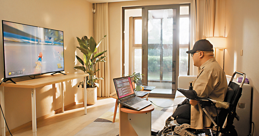 ●首例侵入式腦機接口受試者術後一個月腦控玩賽車遊戲。香港文匯報上海傳真