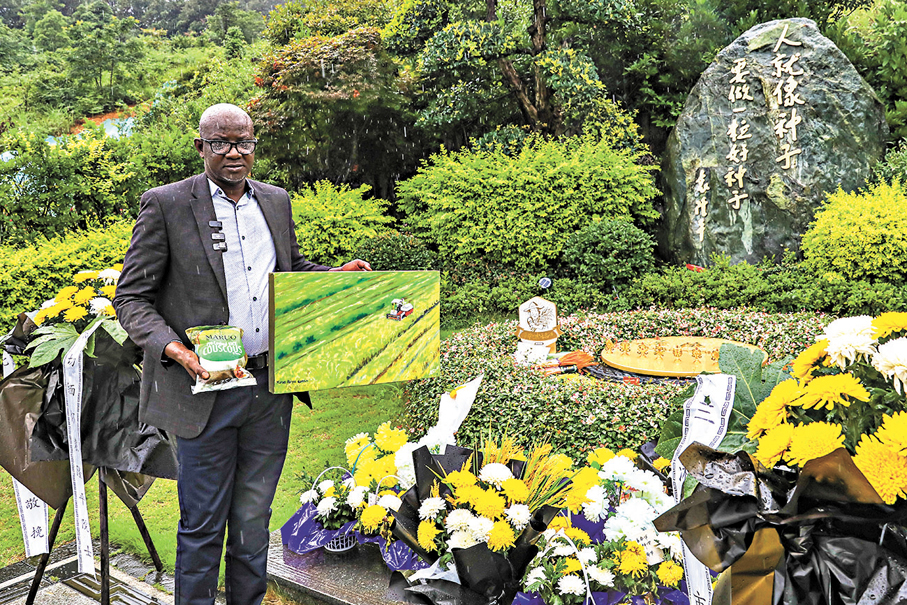 ●穆薩為袁隆平院士帶來了自己農場生產的大米和一幅油畫。 香港文匯報特約通訊員劉豐  攝