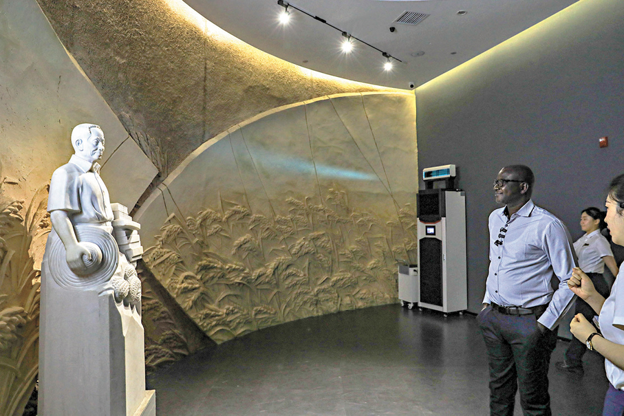 ●穆薩在長沙參觀隆平水稻博物館時，瞻仰袁隆平塑像。 香港文匯報特約通訊員劉豐  攝