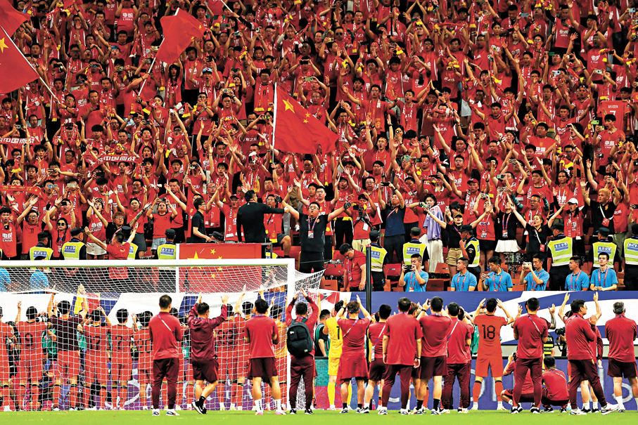 ●國足擊敗巴林後，向場上球迷致意。 資料圖片