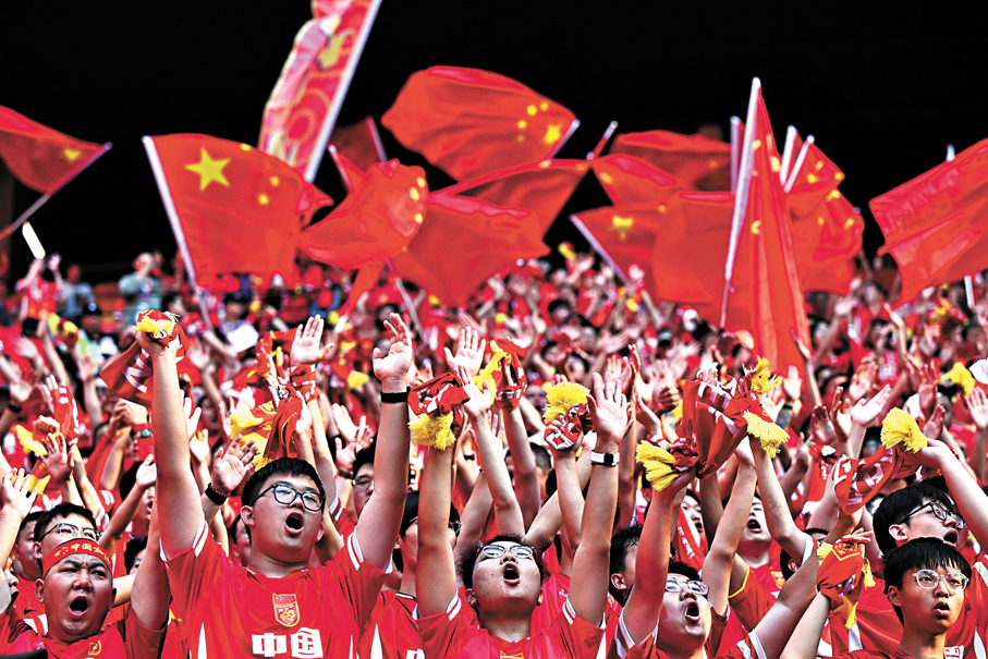●「死忠」球迷為國足助威。 資料圖片