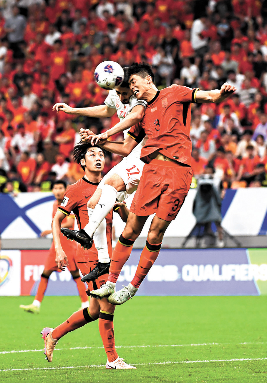 ●國足（紅衫）緣盡世界盃，仍無損一班「死忠」的支持。 資料圖片