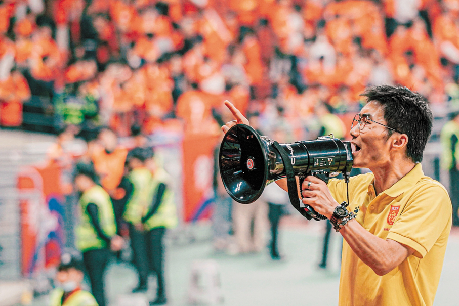 ●每場國足賽事，鄭之碩帶領一班「死忠」喊得聲嘶力竭。受訪者供圖