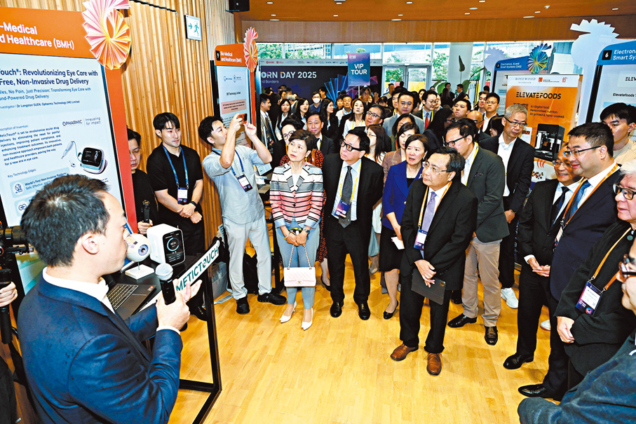 ●香港科技大學昨日舉辦「獨角獸日2025」，匯聚逾千名來自全球各地的投資者、行業領袖、政府及學界代表，探討合作機遇，交流前沿理念，助推創科發展。圖為出席的嘉賓了解港科大最新發明。 科大圖片
