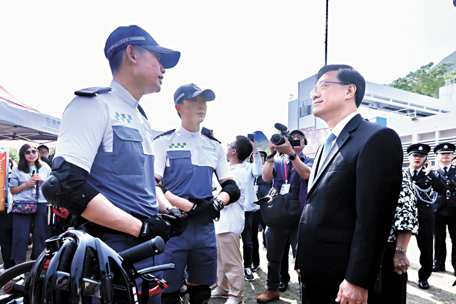 ●李家超接受媒體訪問時表示,為應對國安風險變化,會繼續加強情報蒐集及人員的培訓。圖為李家超在去年「全民國家安全教育日」上與警隊成員交流。 李家超Fb圖片