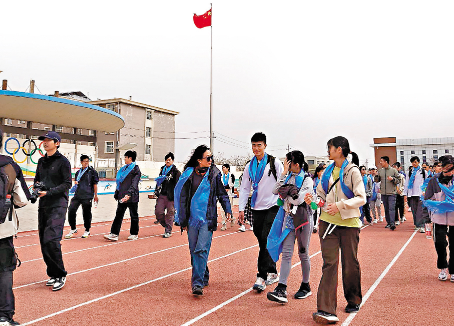 ●黎達益(中間白衫)深信帶領學員走訪內地不同城市交流活動,可以培養並提升他們的國家安全意識。 受訪者供圖