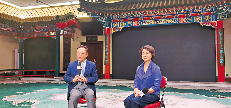 ●著名京劇藝術家于魁智（左）與李勝素接受香港文匯報記者專訪。   記者李暢 攝