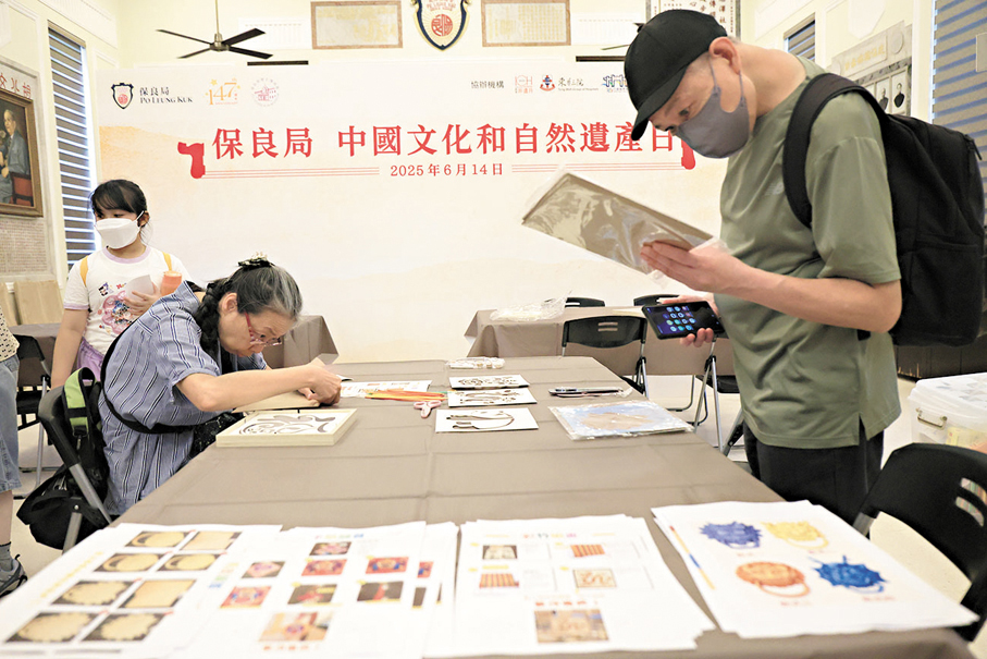 ●手工製作攤位介紹非遺及香港文化特色手作 。