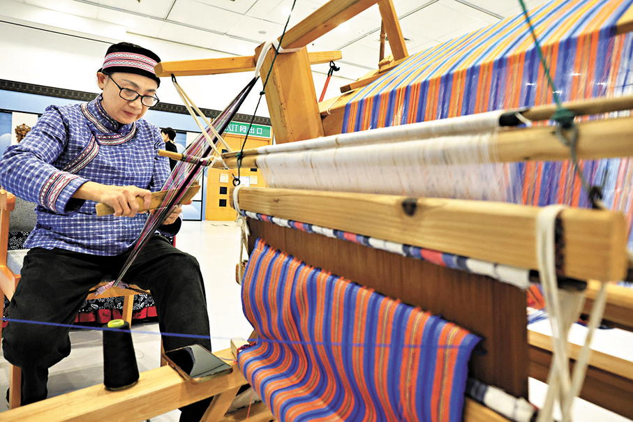 ●龍南客家織帶製作技藝,手工藝人以幼線製作出不同色彩的織帶及布匹。