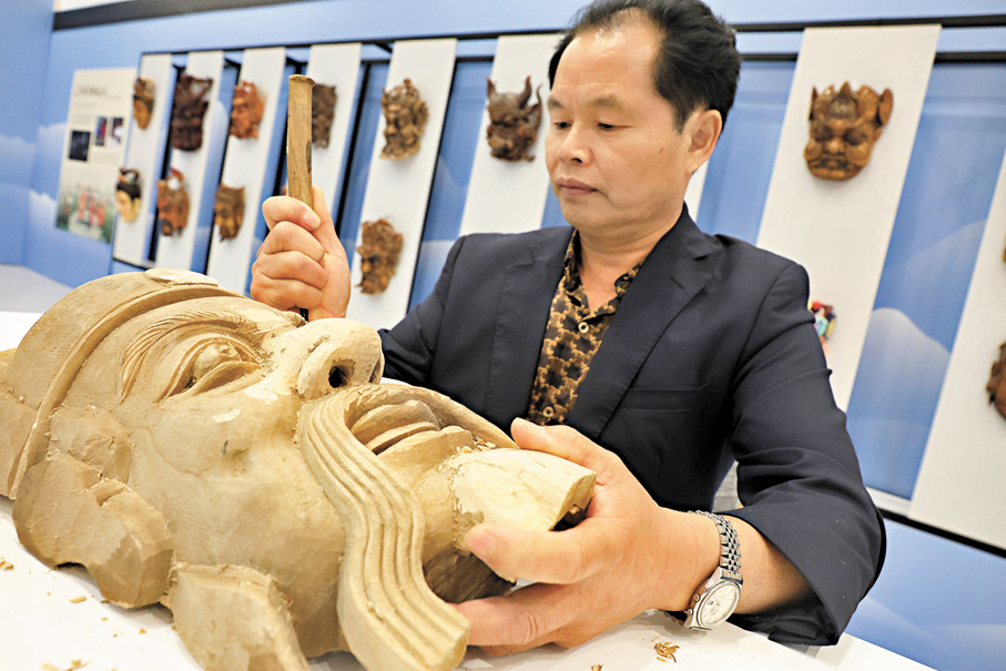 ●萍鄉耍儺神面具製作。