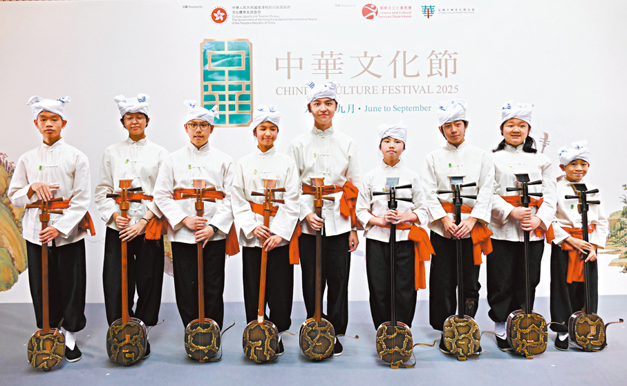 ●整齊列隊的本地青年三弦演奏家出席中華文化節簡介會,之後於簡介會現場演出。