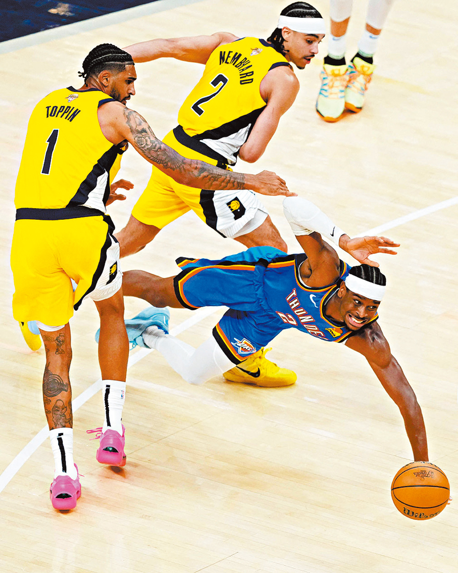 ●亞歷山大(藍衫)打出拚勁,除得分外亦貢獻3次抄截。 Getty Images
