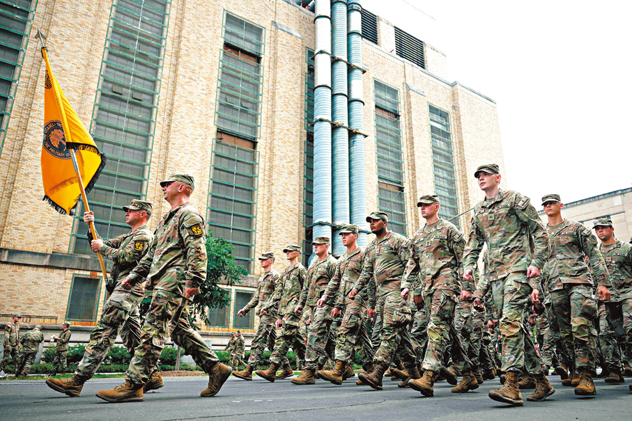 ●士兵為華盛頓閱兵進行操練。 法新社