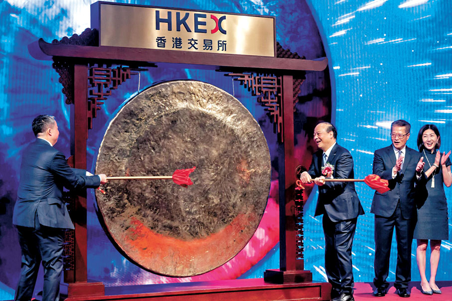 ●陳茂波表示，香港今年新股集資額處於全球前列。圖為他在5月20日見證寧德時代上市儀式。