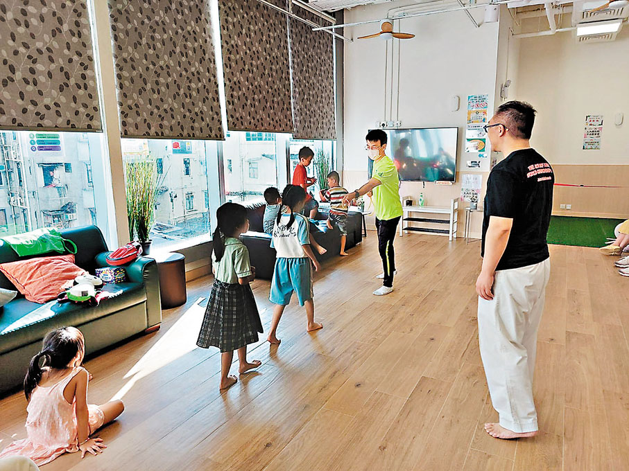 ●社區客廳設有電視機，甚至音樂室，讓孩子有地方玩樂器。 資料圖片