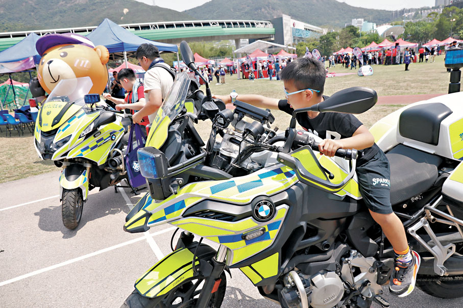 ●圖為去年4月，警方在香港警察學院舉行「全民國家安全教育日暨香港警隊180周年警察學院開放日」，小朋友坐上交通警電單車體驗。資料圖片