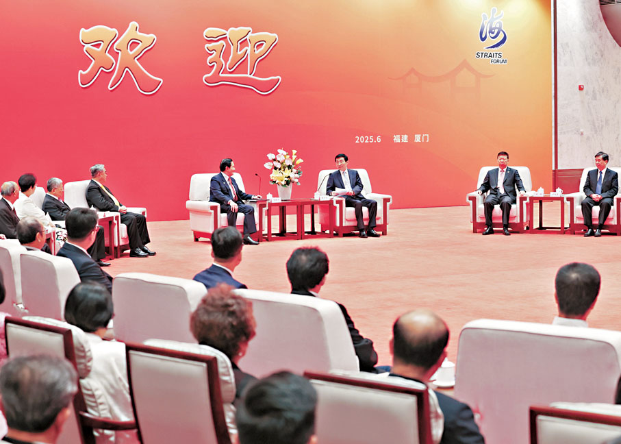 ●6月15日，第十七屆海峽論壇大會在廈門舉行。中共中央政治局常委、全國政協主席王滬寧出席並致辭。這是大會開始前，王滬寧會見馬英九等參加論壇的台灣嘉賓代表。 新華社