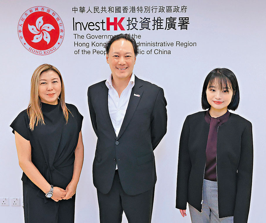 ●投資推廣署環球總裁梁瀚璟（中）認為，人工智能、基礎建設、金融服務、娛樂、體育和數字娛樂等都是具潛力的發展領域。旁為連連國際總經理馮美珊（左）及領渢資本投資者關係經理張景頤。香港文匯報記者北山彥  攝