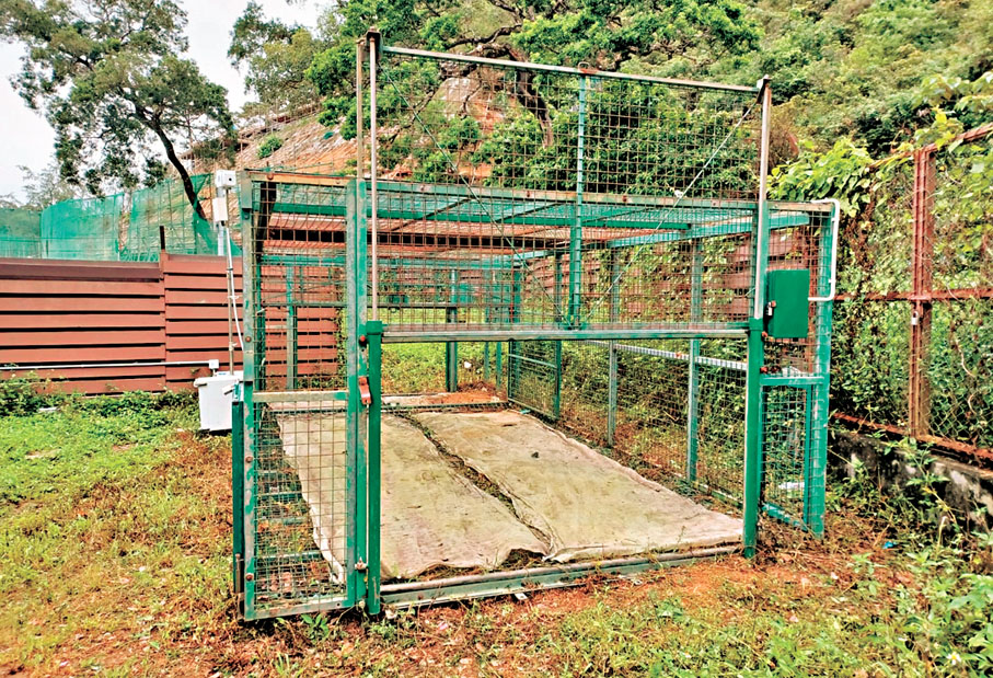 【猴子】大型遙控捕猴籠　漁護署於2002年委託生產力促進局設計的大型遙控捕猴籠，能夠同時捕捉數十隻猴子，籠身體積最大可伸展至20呎長、10呎闊及6呎高，亦能因應環境調節籠身長度為8呎、12呎或16呎；捕猴籠的特點，包括籠身兩端裝有由無線遙控操縱的電磁閘門，而閘門底部則設有膠墊和吸震設計，避免閘門下降時弄傷猴子，當時製造費共約7.5萬元。