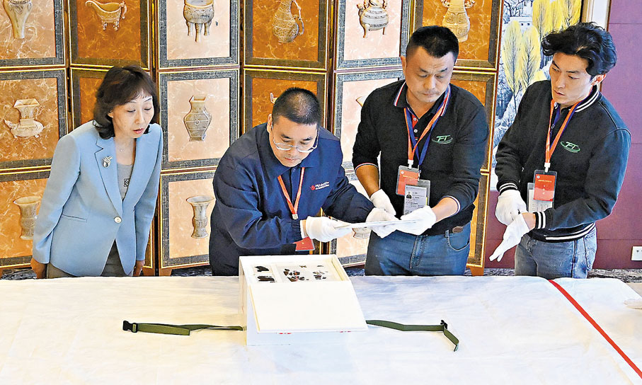 ●工作人員取出文物帛書。新華社