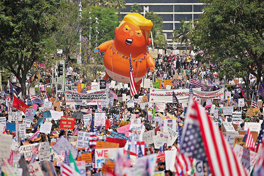 ●洛杉磯數以千計示威者在喧鬧中並肩遊行。路透社