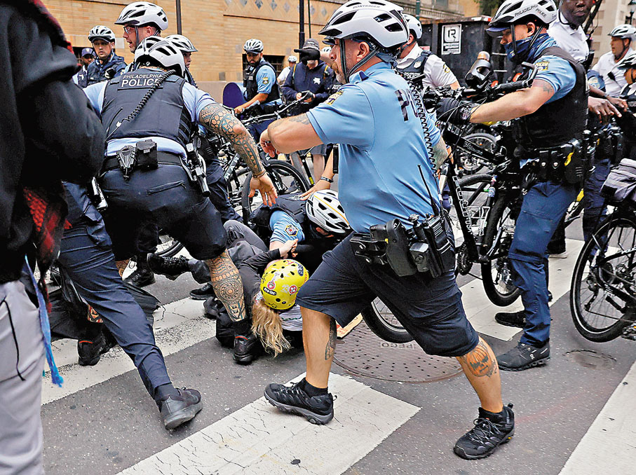 ●費城警員與示威者爆發肢體衝突。 路透社