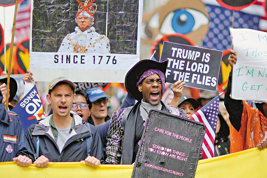 ●紐約人群蔓延數個街區。 路透社