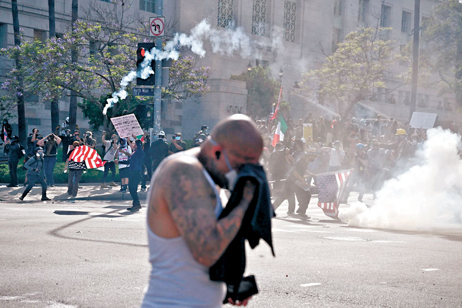 ●洛杉磯警方發射催淚彈。 法新社