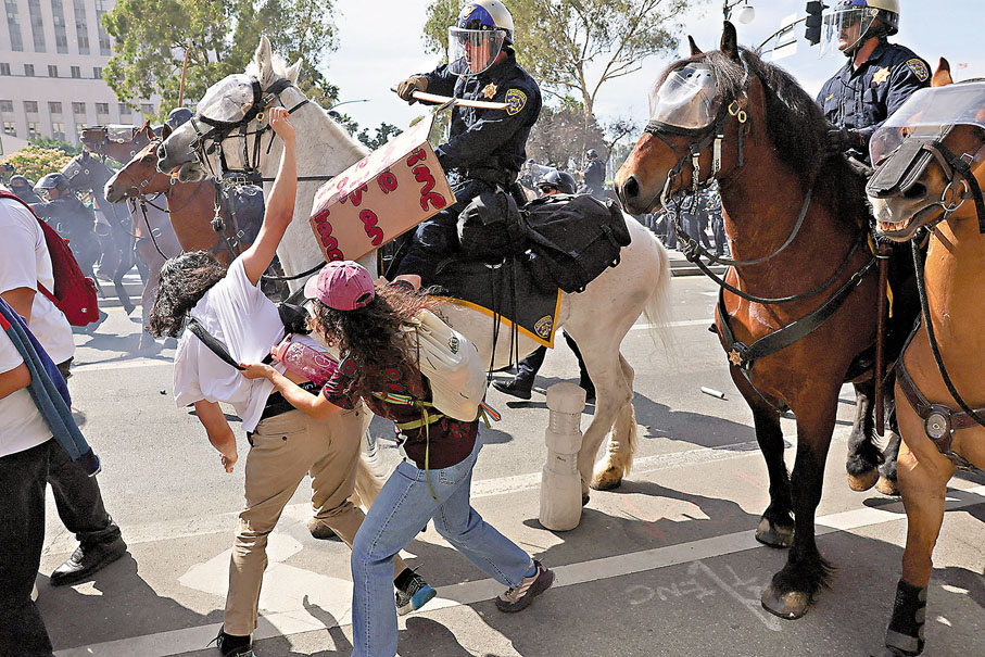 ●洛杉磯騎警驅趕示威者。 路透社