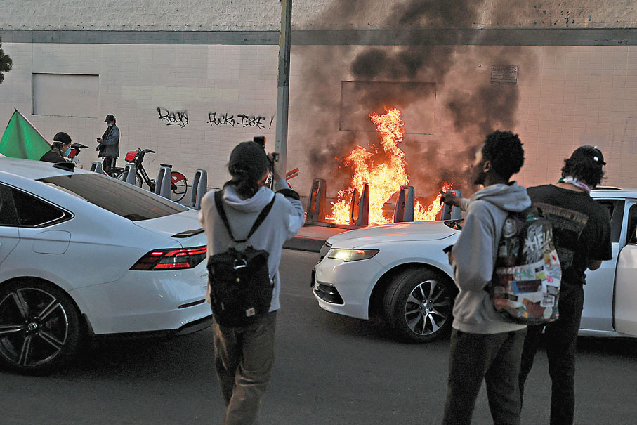 ●洛杉磯示威者在街頭縱火。 路透社