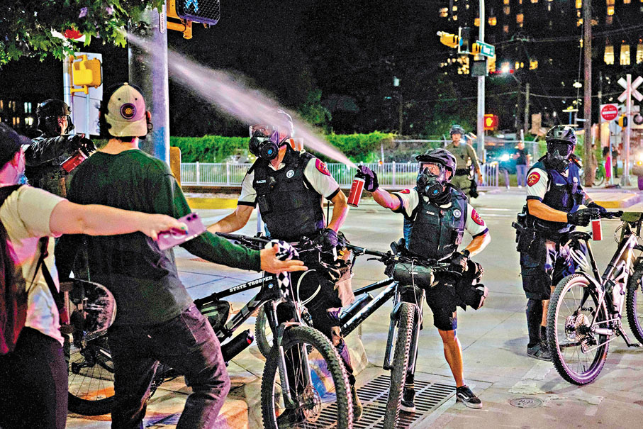 ●得州奧斯汀警員施放胡椒噴霧。 路透社