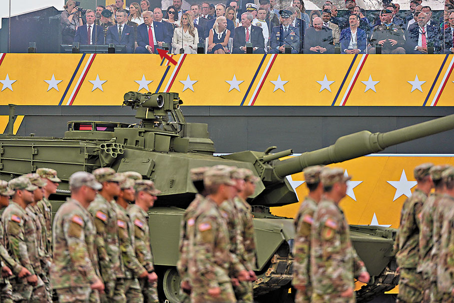 ●特朗普（箭咀示）與夫人觀看閱兵。 美聯社