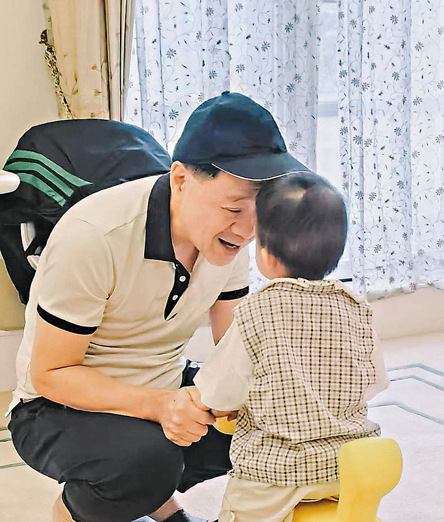 ●李家超昨在社交平台貼出與孫兒互動的照片。 李家超Fb圖片