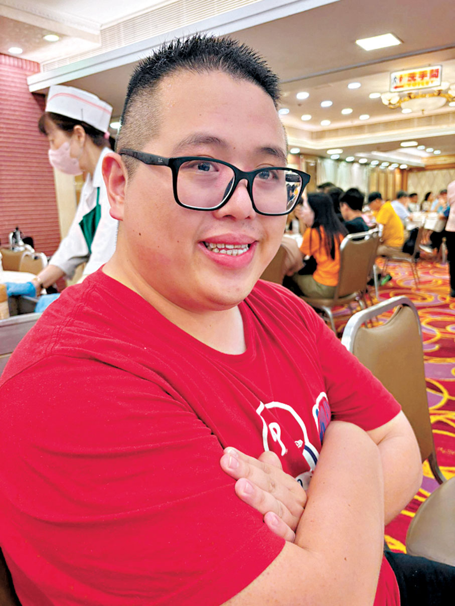 ●施先生早前已在台與父親提前慶祝父親節。香港文匯報記者洪澤楷  攝