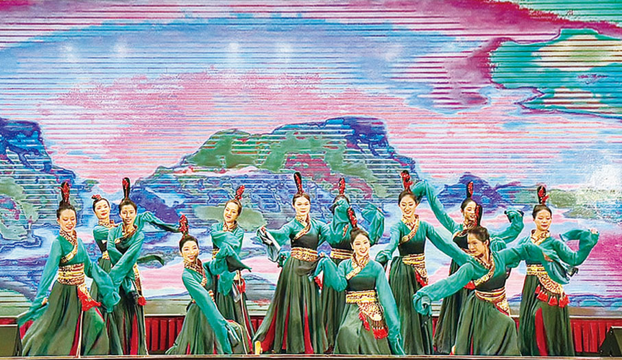 ●汕頭教育代表團表演舞蹈「千里江山圖」、「只此青綠」，獲全場掌聲。