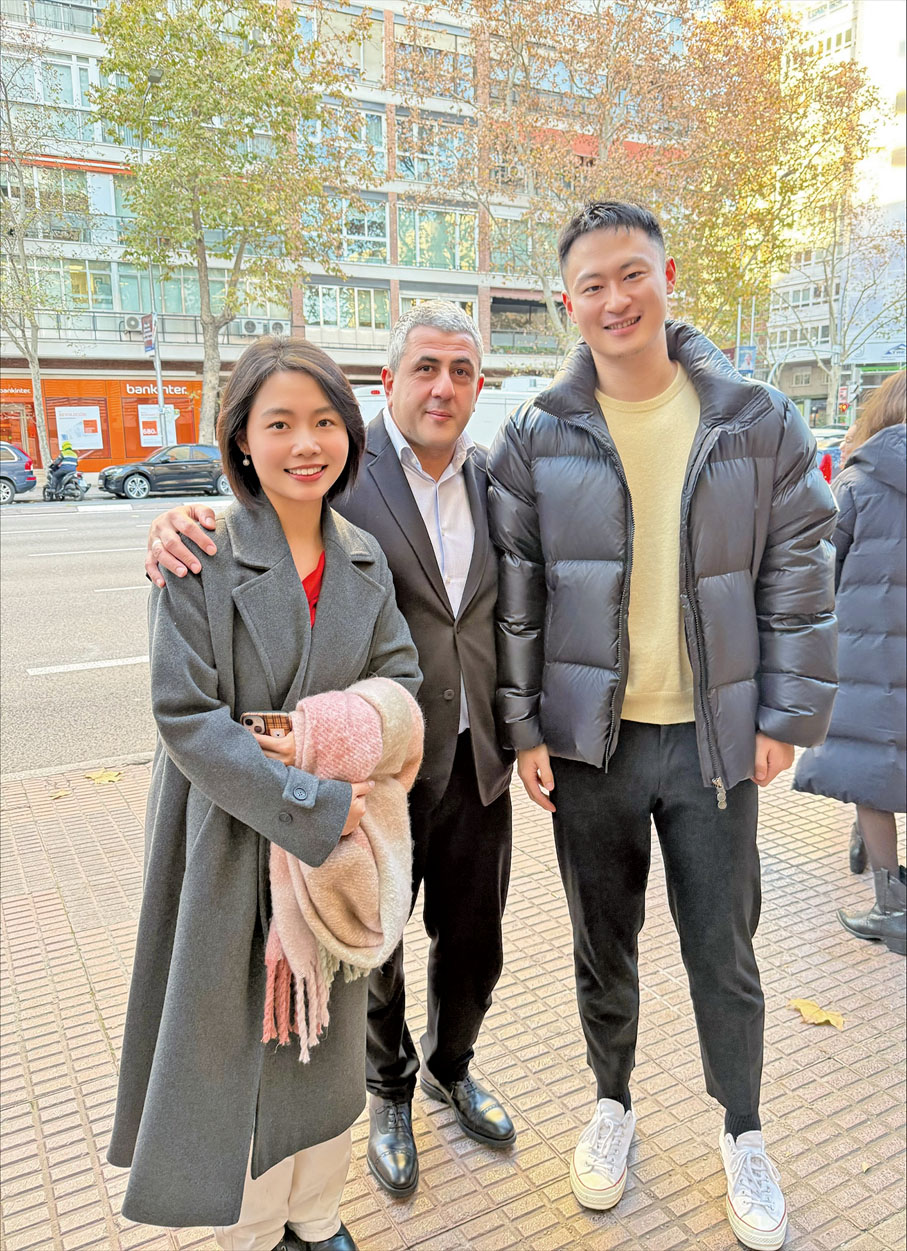 ●覃毓思與聯合國世旅組織秘書長祖拉布·波洛利卡什維利（左二）合照。