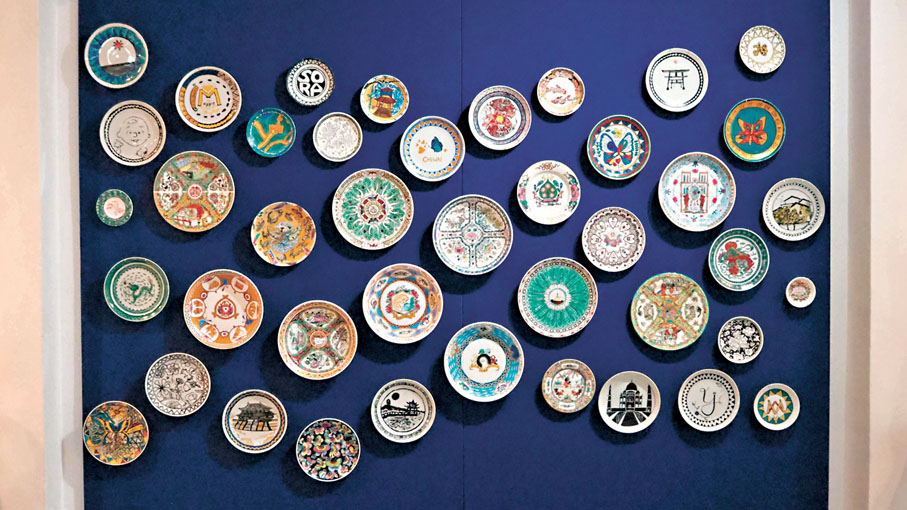 ●中學生學習廣彩製作技術，從車線、斗方、邊飾慢慢掌握傳統廣彩的形制，同時又以日常生活為創作元素，成功把傳統工藝活化與創新。