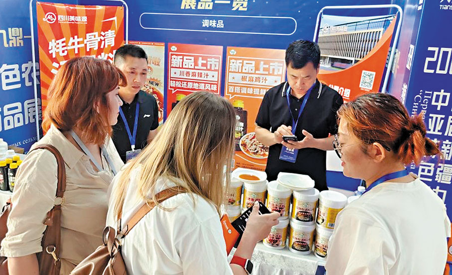 ●早前，首屆新疆九鼎—中亞特色農產品暨小商品對接會在新疆聚鑫交通物流港開幕。圖為中亞國家採購商在諮詢。 網上圖片