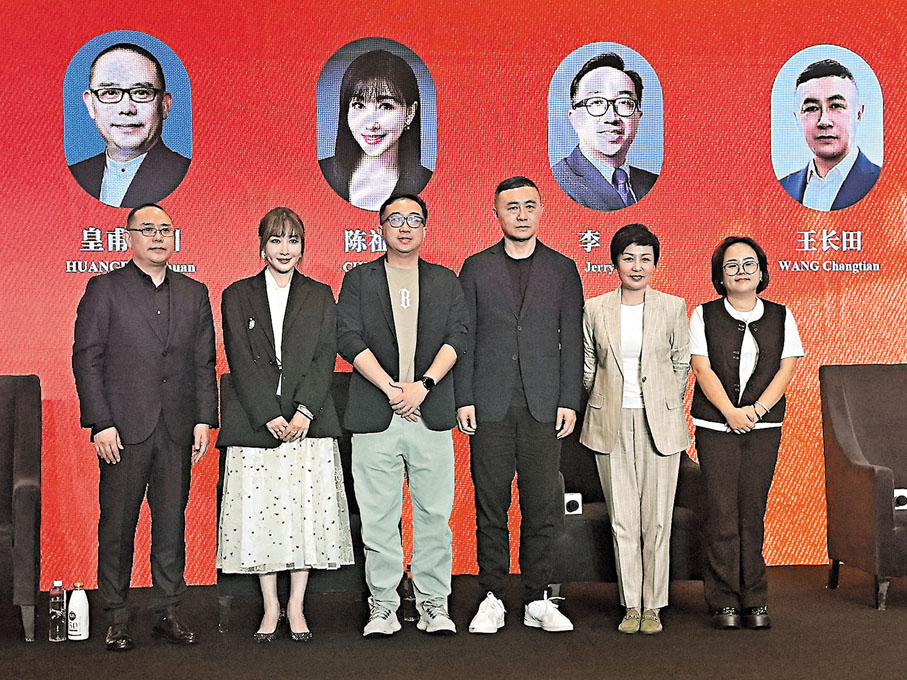 ●上影節開幕論壇昨舉行，萬達電影董事長陳祉希（左二）、大麥娛樂總裁李捷（左三）、光線傳媒董事長王長田（右三）、上影集團董事長王雋（右二）等縱論中國電影發展。 張帆 攝