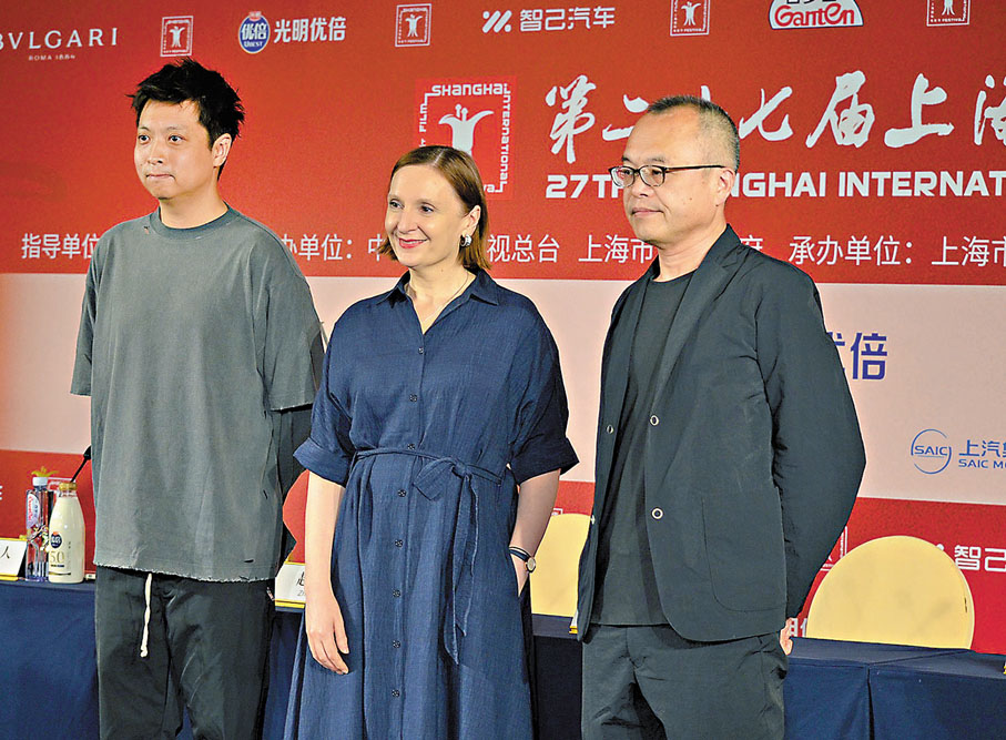 ●趙霽(左)與愛爾蘭製片人諾拉‧托梅(中)、日本動畫師山村浩二擔任金爵獎動畫片單元評委。 夏微 攝