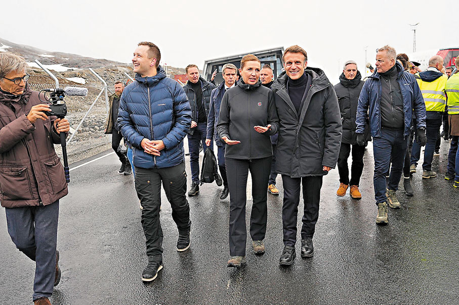 ●馬克龍（前排右一）與弗雷澤里克森密斟。 美聯社