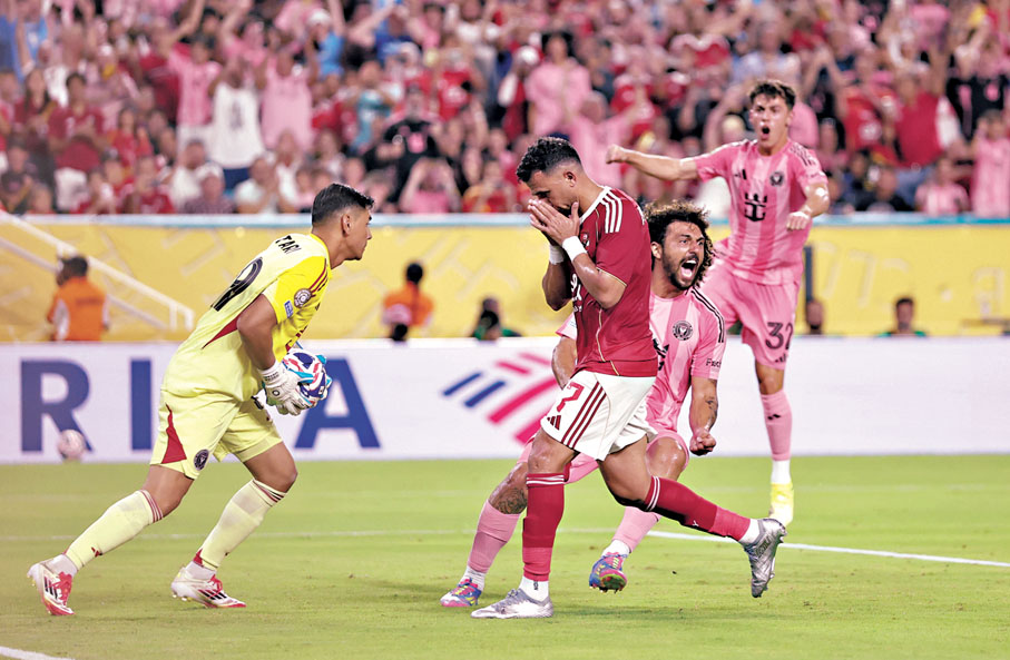 ●馬莫特查斯古特（紅衫）射失12碼導致艾阿里未能獲勝。  新華社