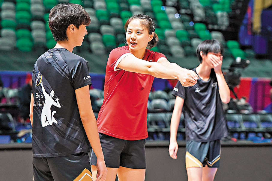 ●龔翔宇（右）向本地學界健兒傳授基本功。