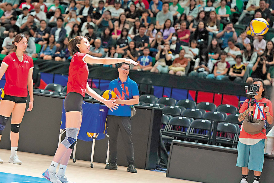 ●王媛媛等球星落場示範扣殺等動作。