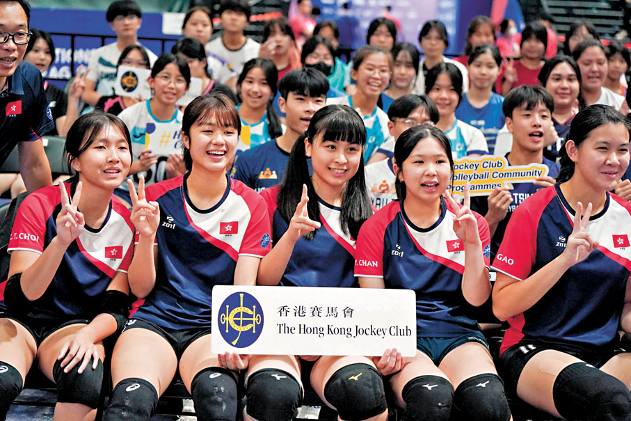 ●港青女排喜與國家隊女排球場上交流。