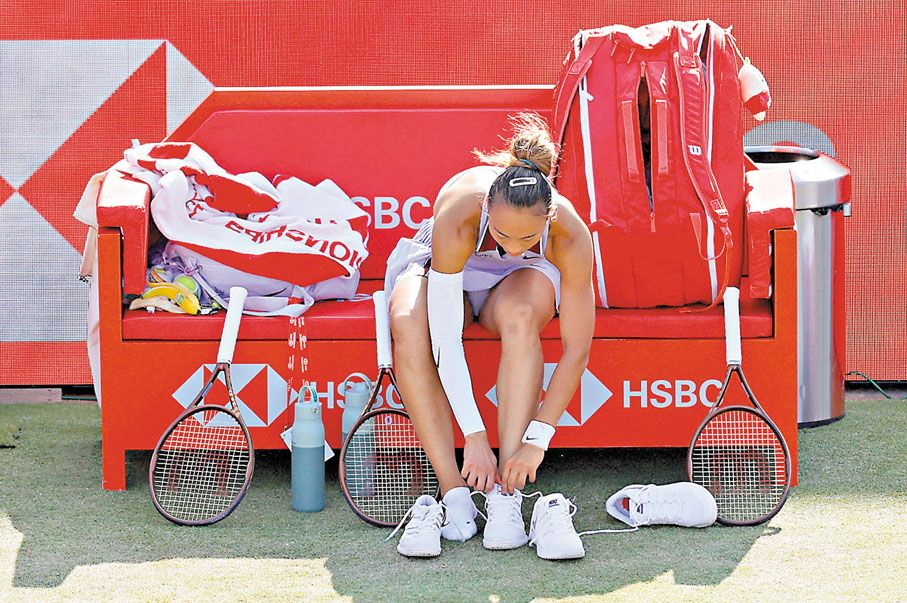 ●鄭欽文一度在比賽中途更換球鞋。 路透社