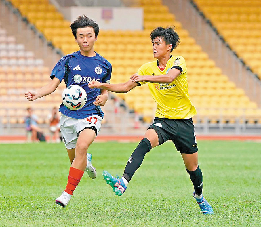 ●東方U16的黃舜（左）與對手爭搶。香港文匯報記者張發兒  攝