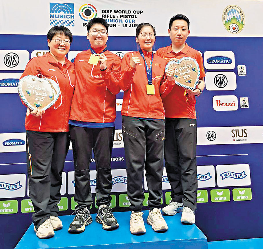 ●國家組合姚千尋（右二）與胡凱（左二）首奪世界盃10米氣手槍混合團體金牌。 新華社