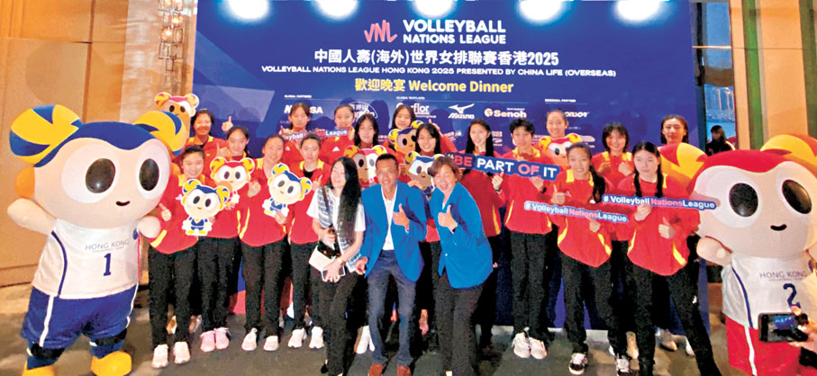 ●中國女排在出席歡迎晚宴前合照。香港文匯報記者葉詩敏 攝